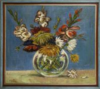 Vetter: Modernes Blumenstilleben mit kugliger Glasvase