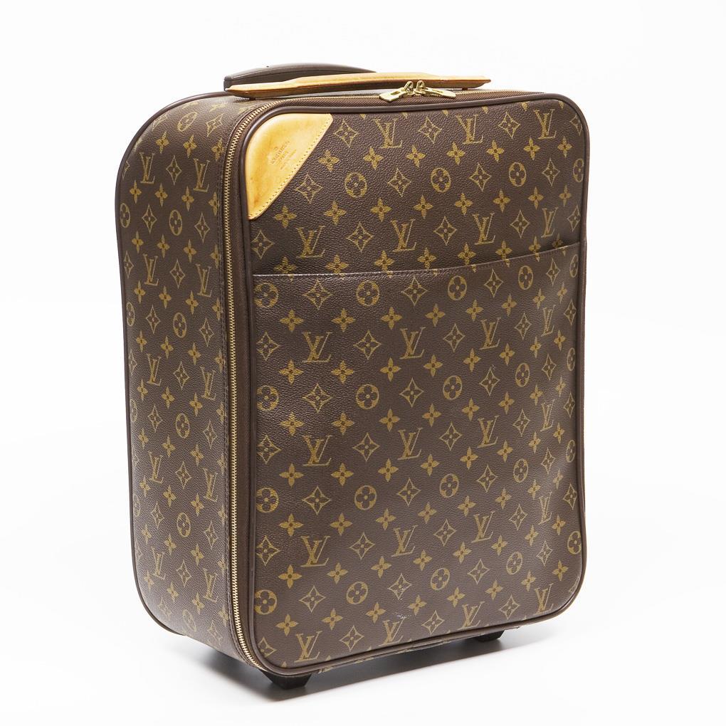 At Auction: LOUIS VUITTON-REISETASCHE MIT SCHULTERGURT.