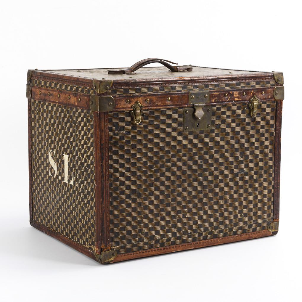 At Auction: LOUIS VUITTON-REISETASCHE MIT SCHULTERGURT.